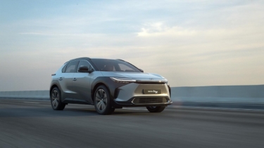 【トヨタ」新型電気自動車、bZ4X(ビージィーフォーエックス)を発表。2025年までに7車種の電気自動車を投入予定