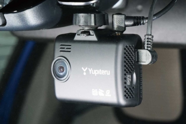 車内も車外も映像を残したい…、業界初のリヤデュアルカメラなら可能！？