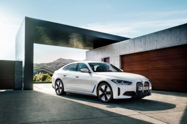 電気自動車「BMW i4」、高速道路での渋滞時に活躍する「ハンズ･オフ機能付き渋滞支援機能」に注目！