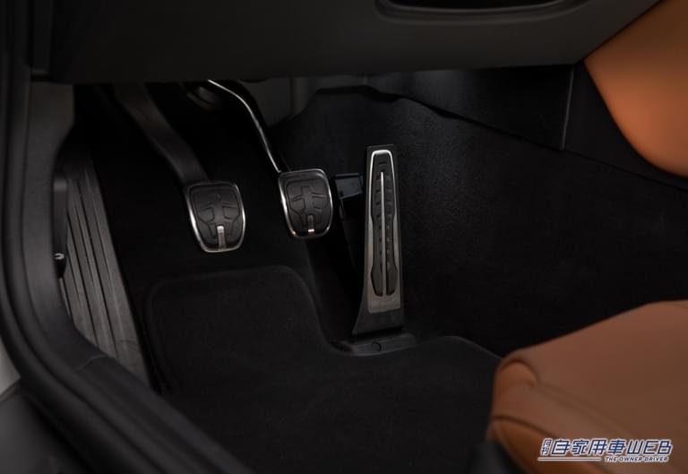 スープラ(米国仕様、プロトタイプ)|ペダル|トヨタスープラに待望の6速マニュアルトランスミッションを追加。2022年夏頃商談受付開始!