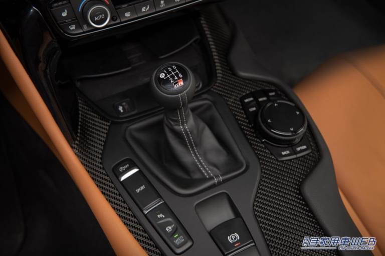 スープラ(米国仕様、プロトタイプ)|シフトノブ|トヨタスープラに待望の6速マニュアルトランスミッションを追加。2022年夏頃商談受付開始!