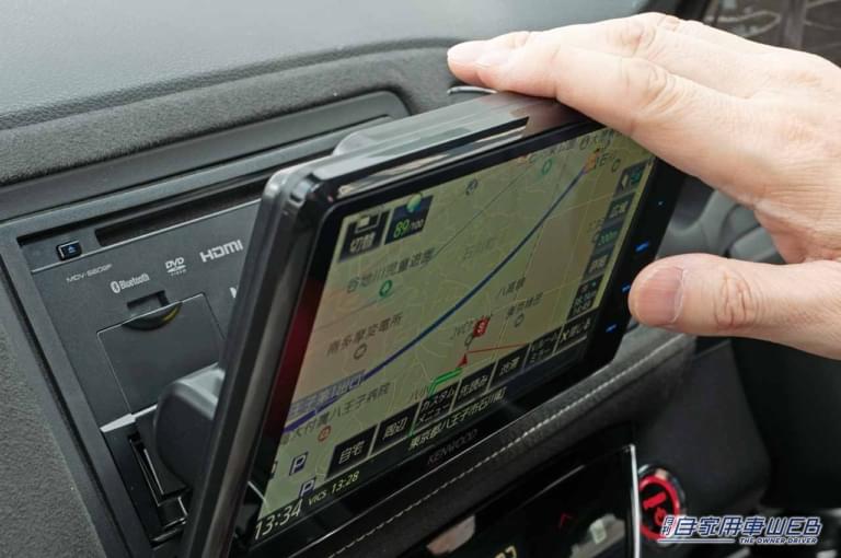 kenwood|彩速ナビ|角度調整|8型フローティングディスプレイ搭載で、軽自動車やコンパクトカーとの相性も抜群【彩速ナビ】