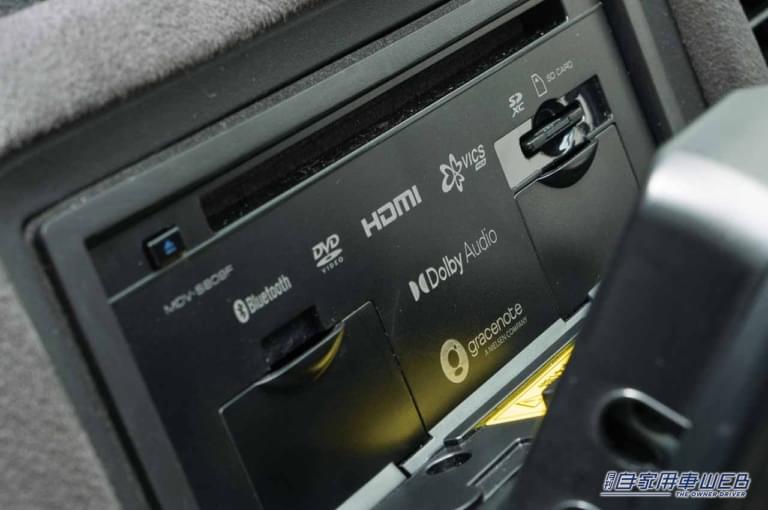 kenwood|彩速ナビ|本体|8型フローティングディスプレイ搭載で、軽自動車やコンパクトカーとの相性も抜群【彩速ナビ】