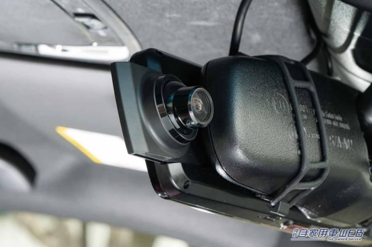 ドライブレコーダー|DRV-EMN5700|フロントカメラ|8型フローティングディスプレイ搭載で、軽自動車やコンパクトカーとの相性も抜群【彩速ナビ】