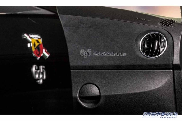 ABARTH 695 esseesse|ダッシュボード|アバルトから高性能の証である“695”の名を冠する、400台のリミテッドエディションが発売