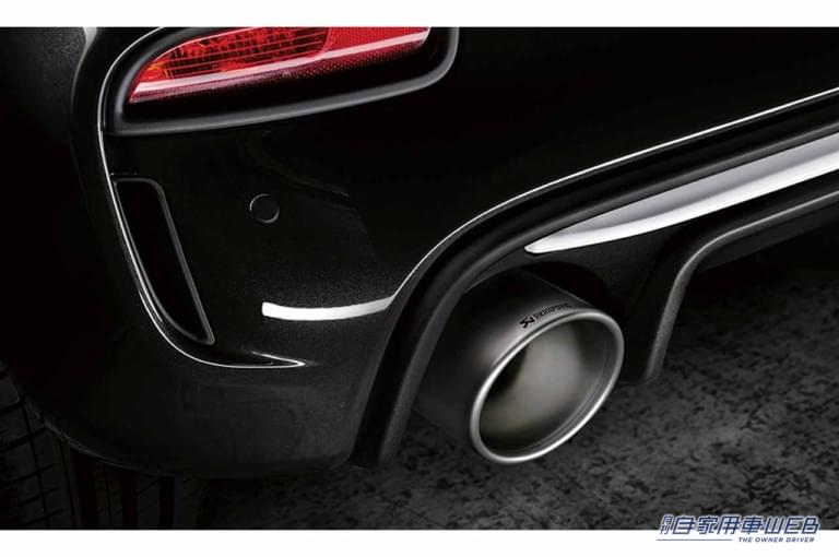 ABARTH 695 esseesse|エキゾースト|アバルトから高性能の証である“695”の名を冠する、400台のリミテッドエディションが発売