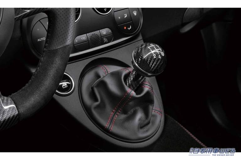 ABARTH 695 esseesse|シフトノブ|アバルトから高性能の証である“695”の名を冠する、400台のリミテッドエディションが発売