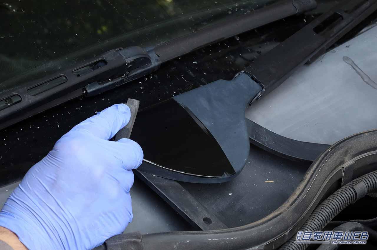 樹脂パーツのメンテナンス|「くたびれた愛車の見た目がスッキリ!」白っぽくくすんだ樹脂パーツ部分をお手軽に復活させる