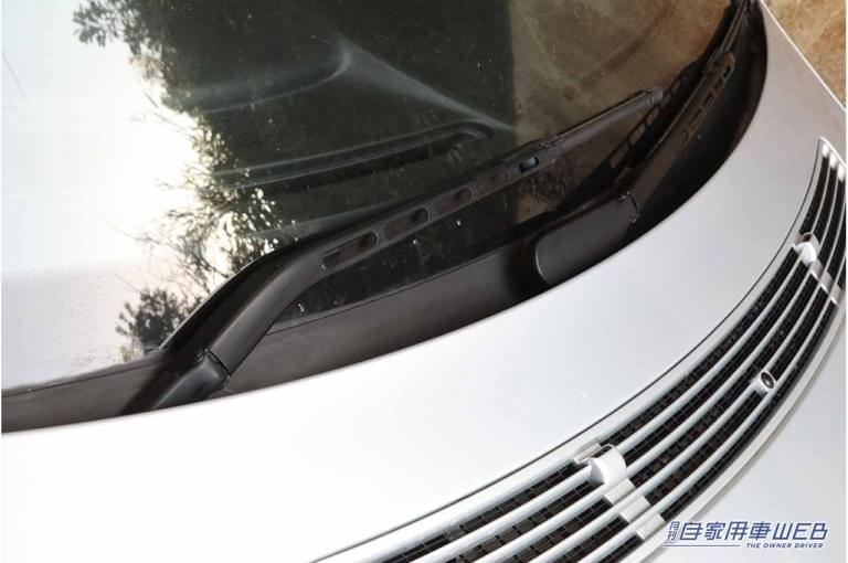 樹脂パーツのメンテナンス|「くたびれた愛車の見た目がスッキリ!」白っぽくくすんだ樹脂パーツ部分をお手軽に復活させる