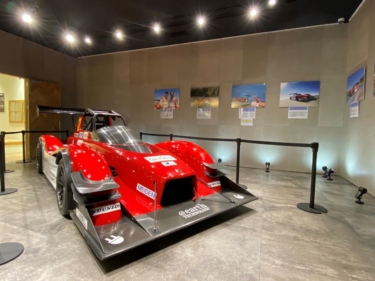 三菱自動車本社ショールームで「eKクロスEV」の発表を記念してパイクスピーク展を開催