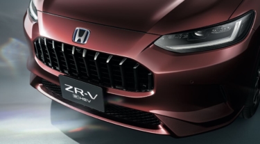 ホンダ、新型SUV「ZR-V(ゼットアールブイ)」を先行公開。日本専用のフロントグリルを確認。予約は9月からスタート!