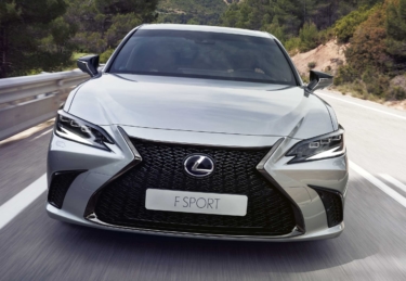 欧州レクサス、「レクサスES」の2023年モデルを発表。コネクテッドを強化し、音声アシスタントの「Hey Lexus」を搭載