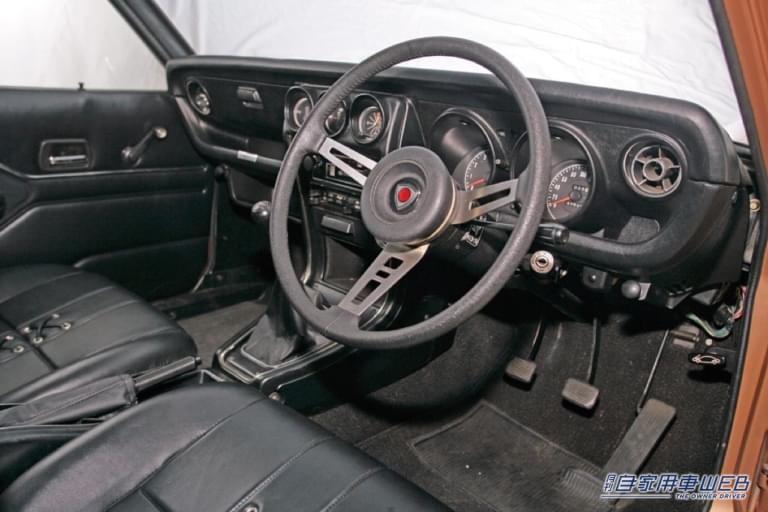 マツダ サバンナ クーペ「GT」の運転席。|「非常に美しい…」70年代が生んだ不朽の名作。アクセルを踏み込めば、最高速度は180キロ、ゼロヨン加速は15.9秒をマークする。