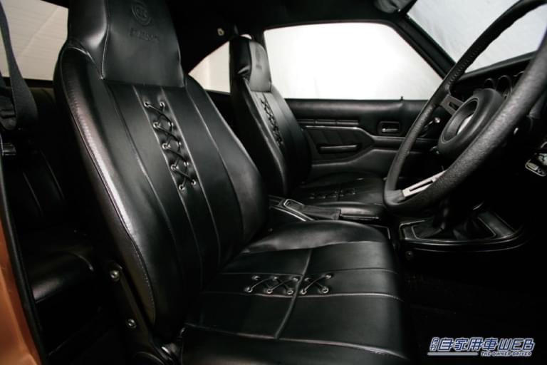 マツダ サバンナ クーペ「GT」のフロントシート。|「非常に美しい…」70年代が生んだ不朽の名作。アクセルを踏み込めば、最高速度は180キロ、ゼロヨン加速は15.9秒をマークする。