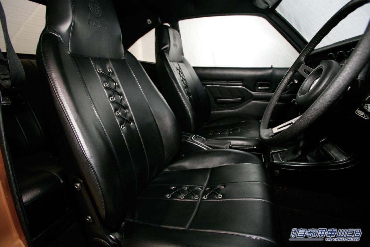 マツダ サバンナ クーペ「GT」のフロントシート。|「非常に美しい…」70年代が生んだ不朽の名作。アクセルを踏み込めば、最高速度は180キロ、ゼロヨン加速は15.9秒をマークする。