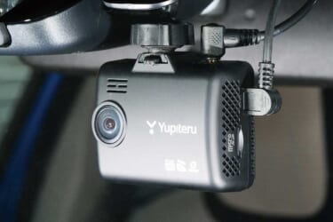 独自のリヤデュアルカメラを搭載で迷惑運転の状況を把握【Yupiteru Y-3000】