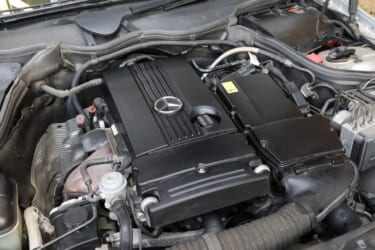 <お手軽メンテ#04>白っぽくなったエンジンルームのカバーがすっきり甦る