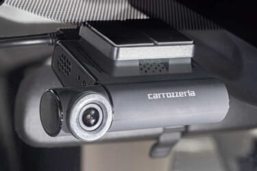 24時間365日の駐車監視で安心、あおり運転対策機能搭載のドライブレコーダー【carrowzzeria VREC-DZ800DC】