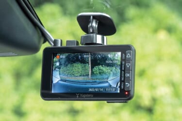 コンパクトボディに3インチ大画面!見やすいフルスクリーン表示【ユピテル Y-230d】