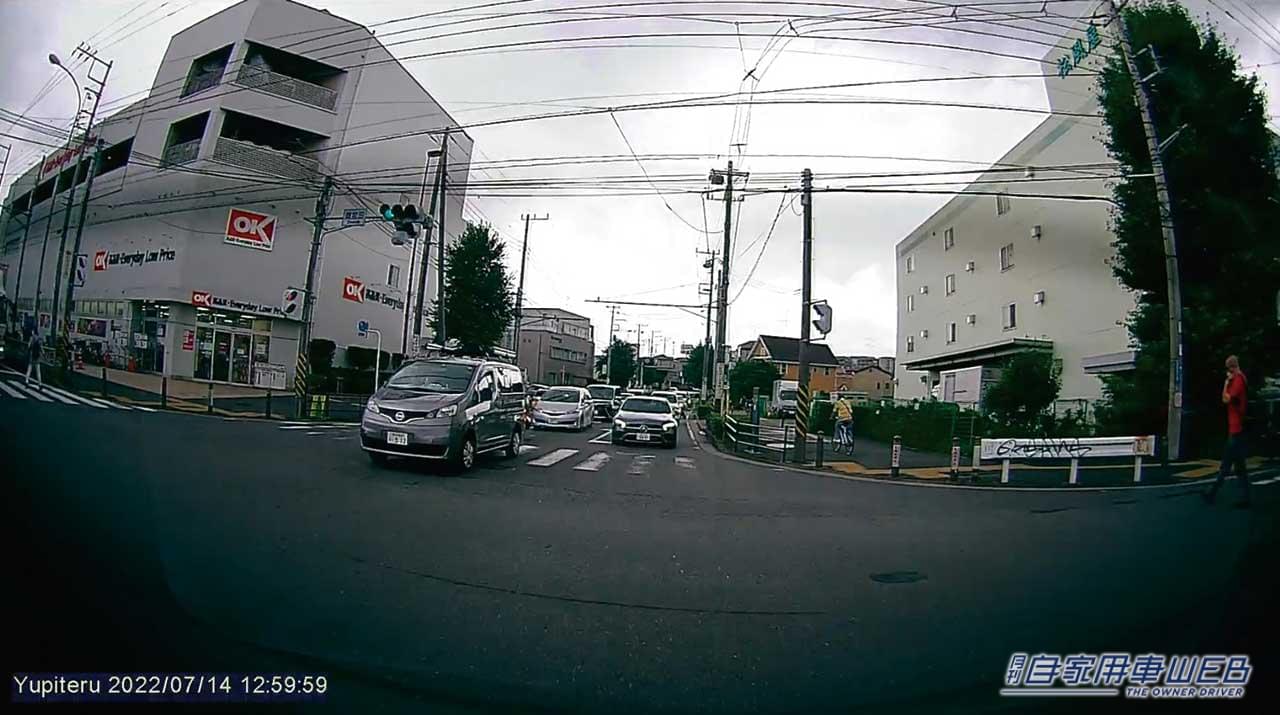 |コンパクトボディに3インチ大画面!見やすいフルスクリーン表示【ユピテル Y-230d】