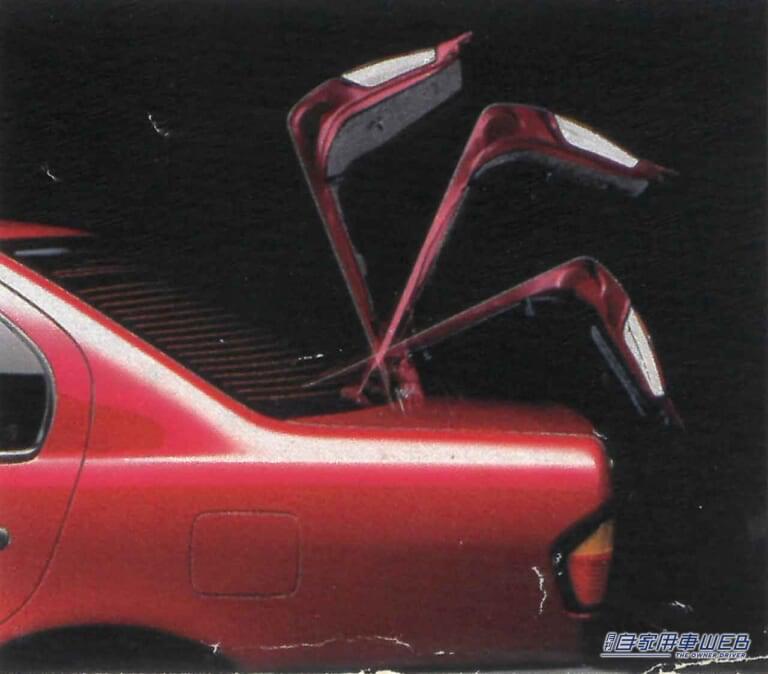 アウディ80などと同じダブルリンク式のトランクヒンジ。リッドは90度以上大きく開き、かつアームが邪魔にならない。｜「何コレ硬っ！」当時は理解されずクレーム殺到だった日産の新しいクルマづくり。夢だった豊かさを手に入れた日本人の新たな羨望。