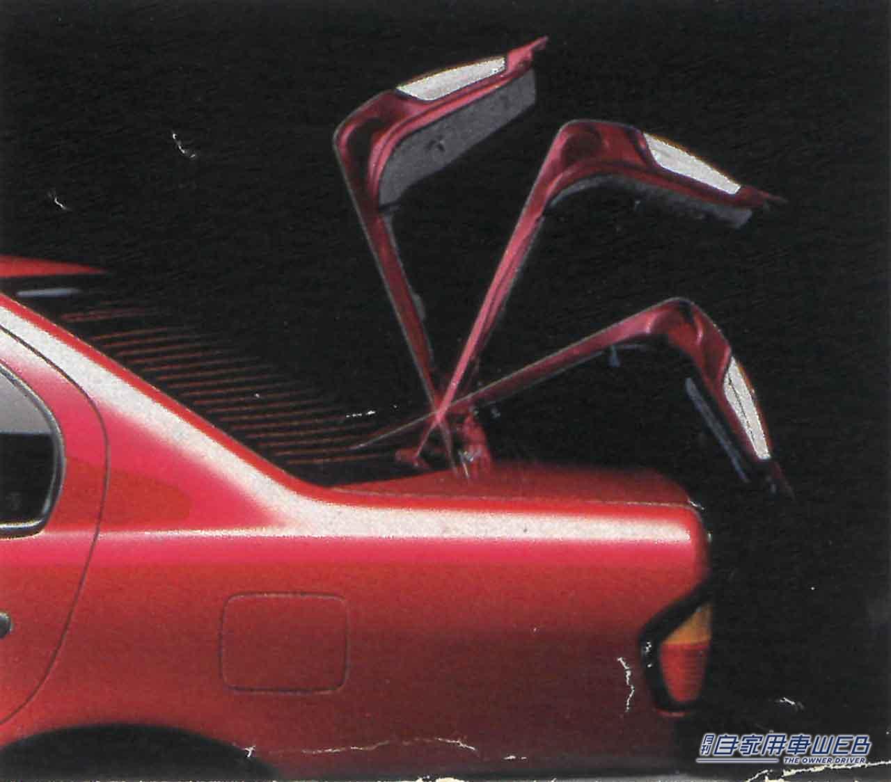 アウディ80などと同じダブルリンク式のトランクヒンジ。リッドは90度以上大きく開き、かつアームが邪魔にならない。|「負け組セダン」プリメーラが”選ばれなかった”切ない現実。日本では売れず、欧州では絶賛。日産の挑戦が辿った数奇な運命。