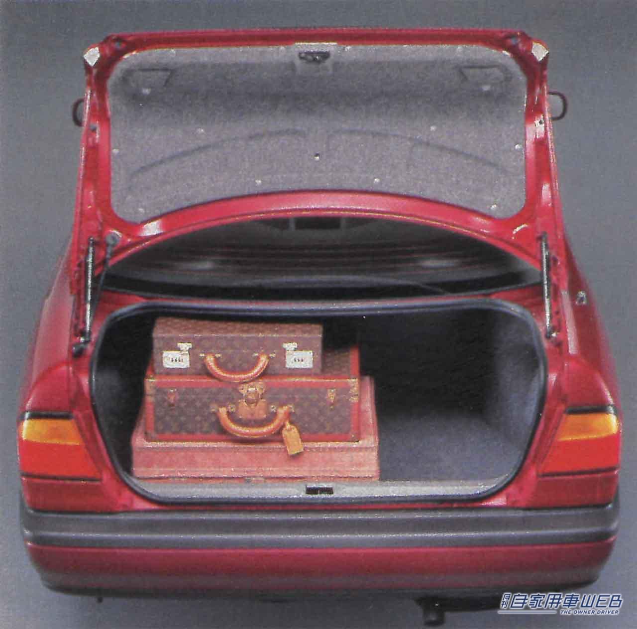 トランク容量は480ℓ(VDA値)。奥行きや幅は普通だが深さがあった。|「何コレ硬っ!」当時は理解されずクレーム殺到だった日産の新しいクルマづくり。夢だった豊かさを手に入れた日本人の新たな羨望。