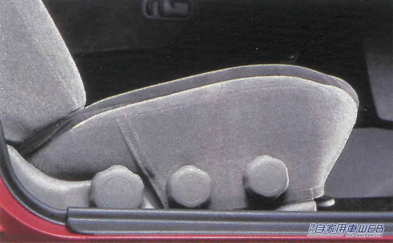 全車にデュアルシートリフターが標準装備されるのもグローバルセダンならでは。|「負け組セダン」プリメーラが”選ばれなかった”切ない現実。日本では売れず、欧州では絶賛。日産の挑戦が辿った数奇な運命。