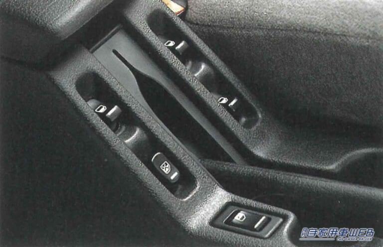 センターコンソール部にレイアウトされたパワーウインドウスイッチも欧州車風。ただ高速の料金所などで使いにくさもあった。|「何コレ硬っ!」当時は理解されずクレーム殺到だった日産の新しいクルマづくり。夢だった豊かさを手に入れた日本人の新たな羨望。