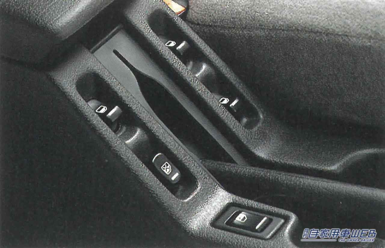 センターコンソール部にレイアウトされたパワーウインドウスイッチも欧州車風。ただ高速の料金所などで使いにくさもあった。|「何コレ硬っ!」当時は理解されずクレーム殺到だった日産の新しいクルマづくり。夢だった豊かさを手に入れた日本人の新たな羨望。