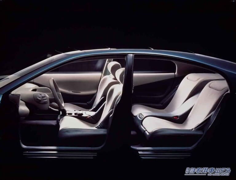 プリメーラを名乗るがこちらはコンセプトモデル。市販車とのデザイン共通はないようにも見えるが、手がけたのはP10と同じデザインチーム。四隅を曲面としたシルエットやハイデッキなど、P10の特徴がより強調されたデザインとも見てとれる。|「何コレ硬っ!」当時は理解されずクレーム殺到だった日産の新しいクルマづくり。夢だった豊かさを手に入れた日本人の新たな羨望。