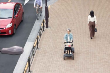 免許返納後の新たな交通手段、歩道を走れるスクーター「WHILL Model S」が販売開始