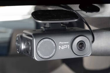 【実機レビュー】世界初のAI搭載通信型 オールインワン車載器「NP1」、取り付けやセッティング方法を解説