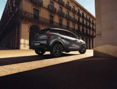 都市の街並みに映えるブラックアクセントを採用、スポーティな限定車「ルノーキャプチャーブラックスタイル」を発売