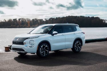 カナダ、米国、プエルトルコで発売開始! 三菱自動車の新型クロスオーバーSUV『アウトランダー』のPHEVモデルが北米で販売開始