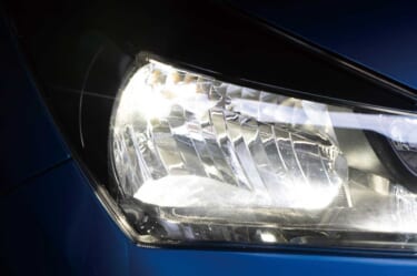 純正ハロゲンの2.8倍! 明るく純白の光で夜のドライブも安心、ヘッドライト用LEDバルブ