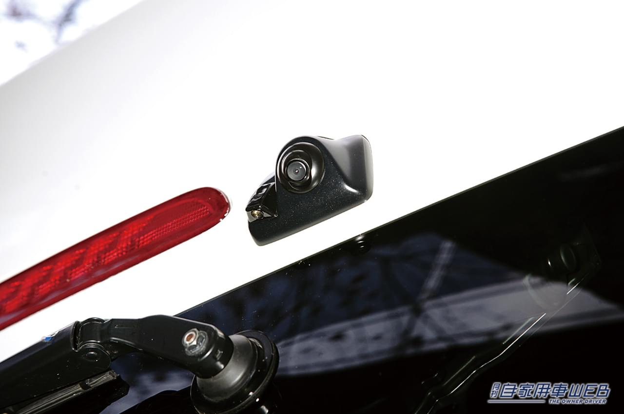 |スタイリッシュな外観&後方視界も抜群!車種専用設計だから安心のハイマウントリアカメラキット【データシステム】