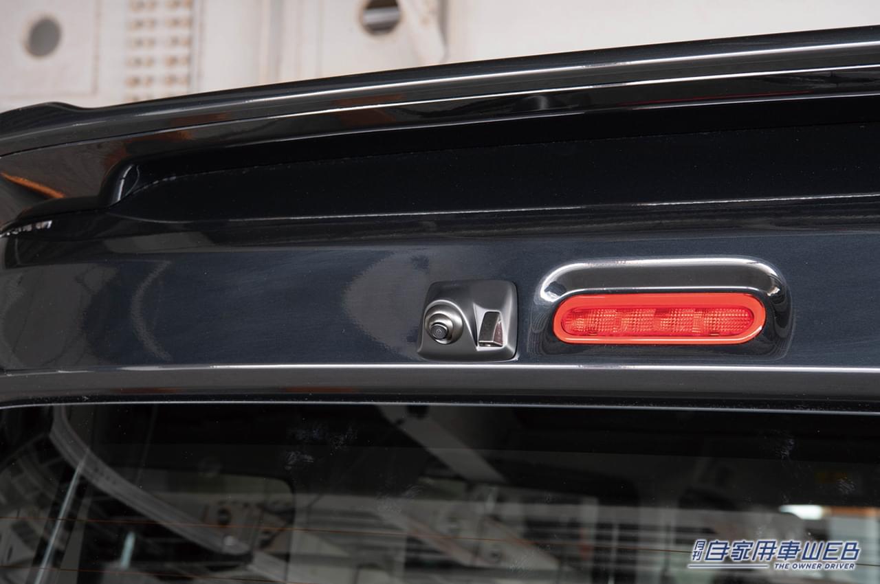 |スタイリッシュな外観&後方視界も抜群!車種専用設計だから安心のハイマウントリアカメラキット【データシステム】