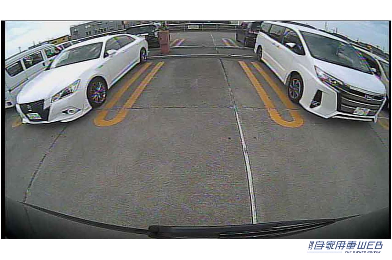 |スタイリッシュな外観&後方視界も抜群!車種専用設計だから安心のハイマウントリアカメラキット【データシステム】