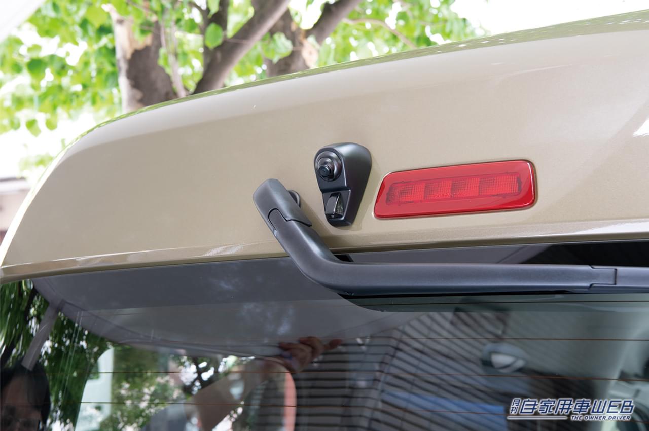 |スタイリッシュな外観&後方視界も抜群!車種専用設計だから安心のハイマウントリアカメラキット【データシステム】
