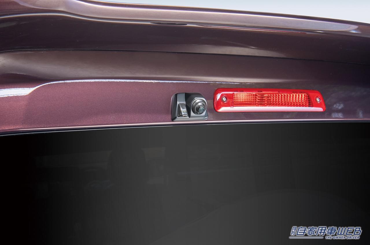 |スタイリッシュな外観&後方視界も抜群!車種専用設計だから安心のハイマウントリアカメラキット【データシステム】