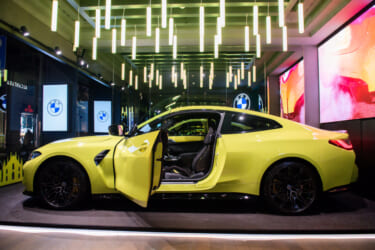 BMWイタリアとアルカンターラ社が、一台限定の特別仕様車「BMW M4 Competition」を発表