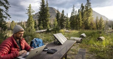 最新のiPhoneなら5回以上充電可能!アウトドアにも最適な超薄型ポータブル電源が登場、なんと機内持ち込みもOK!