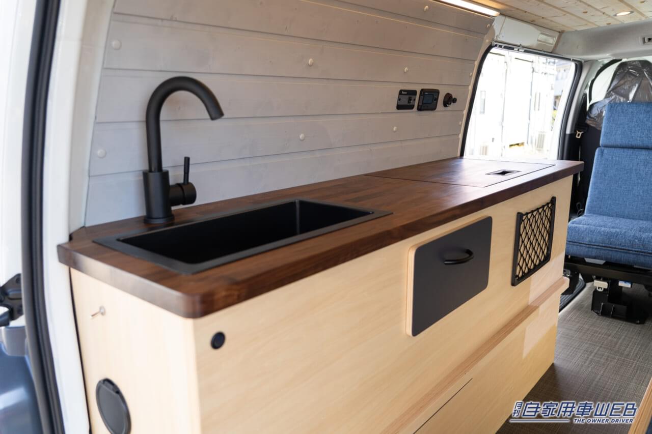 |まるでリビング!ハイエースベースのキャンピングカー「TAMA」2023年モデルが超快適!