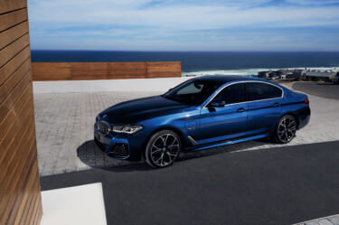 BMWのブランドカラーを象徴する青と白の内外装が魅力、5シリーズの50周年特別仕様車が登場！