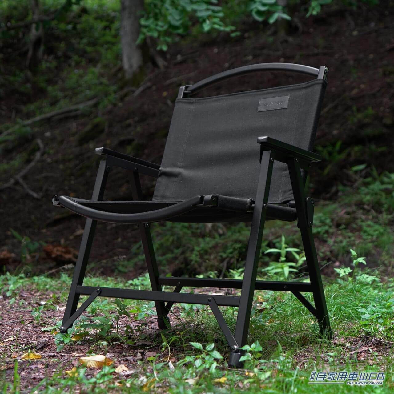 |キャンプ場で注目の的に!オールブラックのウッドチェアがついにAmazonに登場!