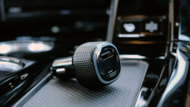 出力で超速充電!スマホもノートPCも充電できるシガーソケット用車載充電器「OWL-CPD65C1A1-BK」