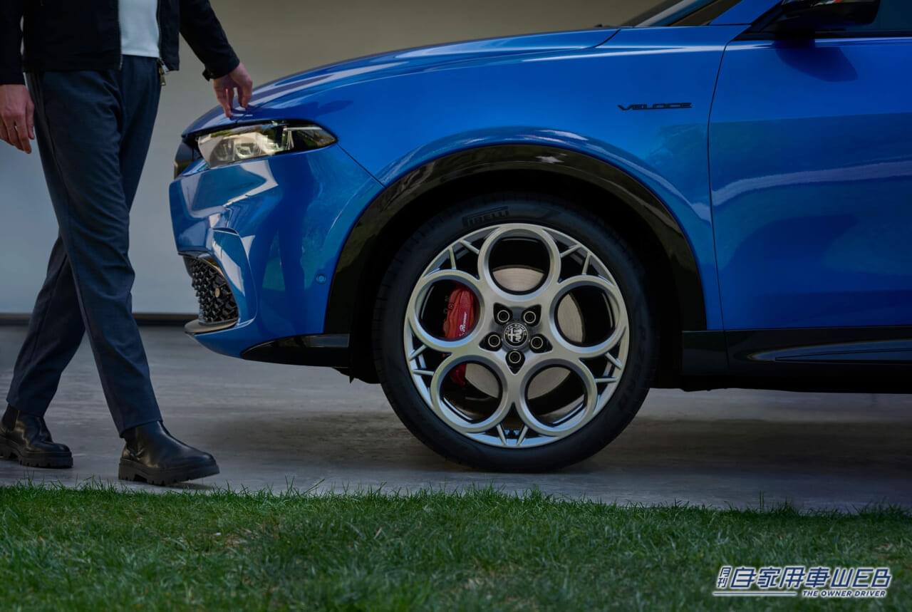 | Alfa RomeoのミドルサイズSUV「 Tonale」に新グレードが追加!スポーツ性能と上質感を高めた伝統グレード「Veloce」