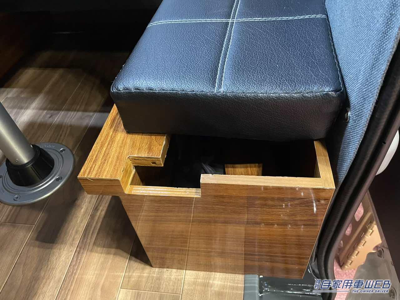 |TOYOTAタウンエースのキャンパーは、シックなリビングルームのよう!