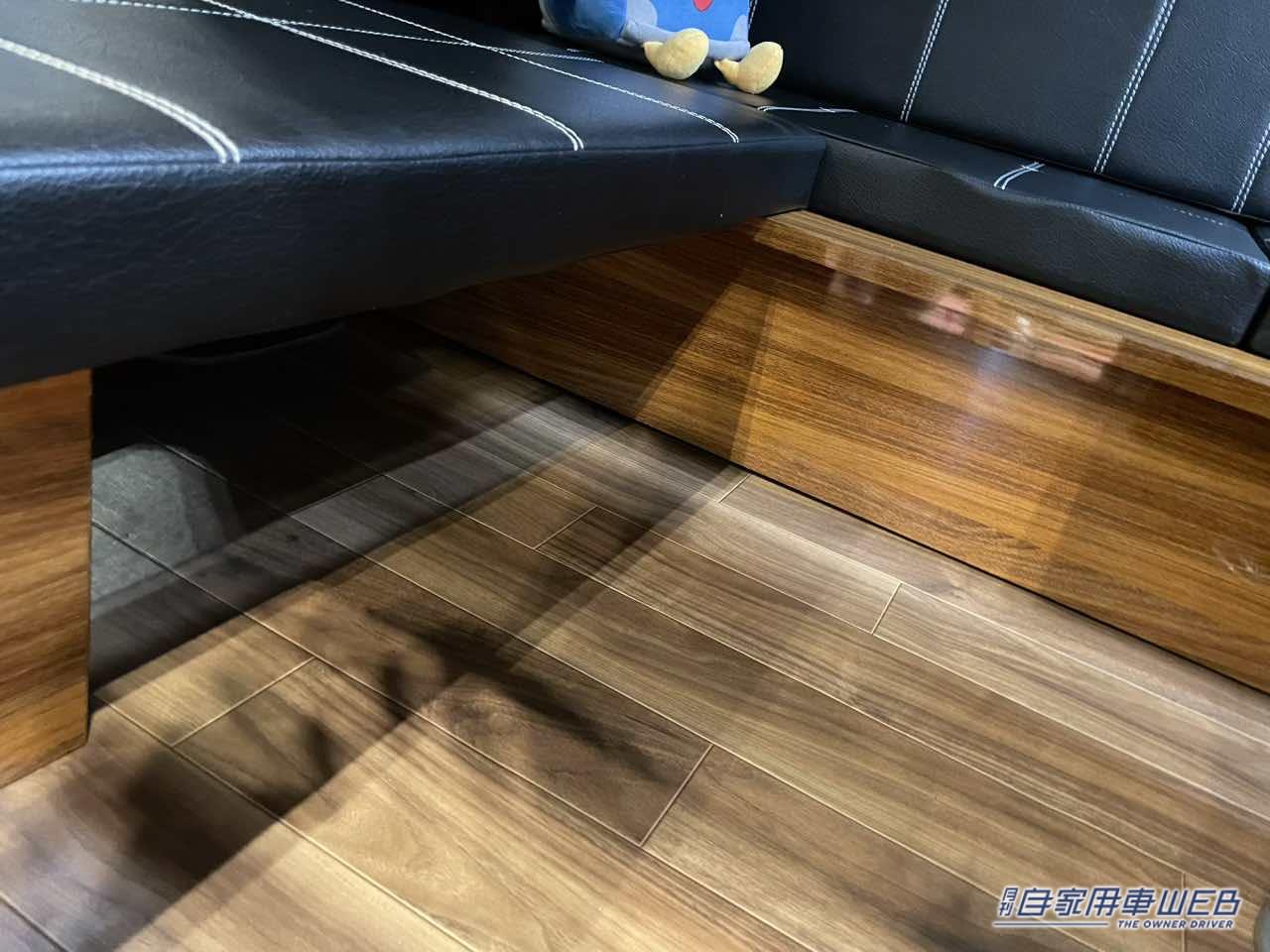 |TOYOTAタウンエースのキャンパーは、シックなリビングルームのよう!